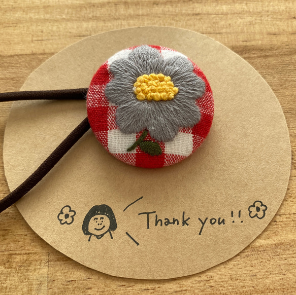 くるみボタン ヘアゴム お花 刺繍 1枚目の画像