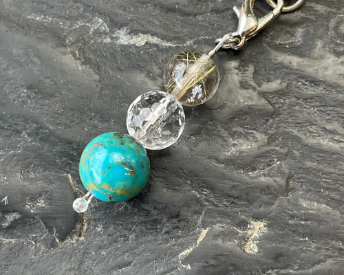 12月生まれのお守りチャーム】ターコイズ ゴールドルチル 128面カット