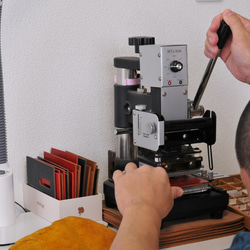 名入れ無料♩7色のイタリア革×真鍮 カラー遊びが楽しいキーホルダー 6枚目の画像