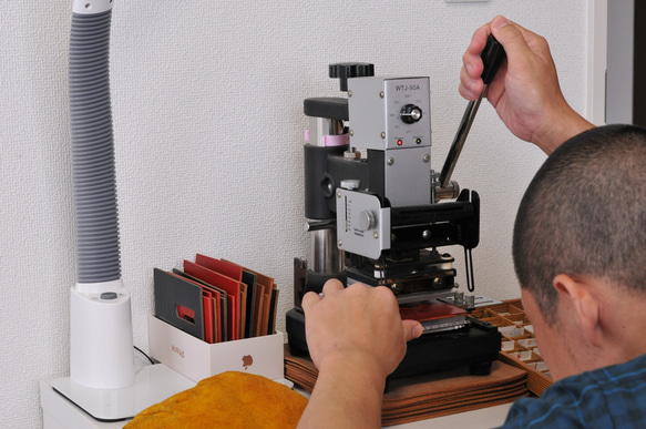 名入れ無料♩7色のイタリア革×真鍮 カラー遊びが楽しいキーホルダー 6枚目の画像