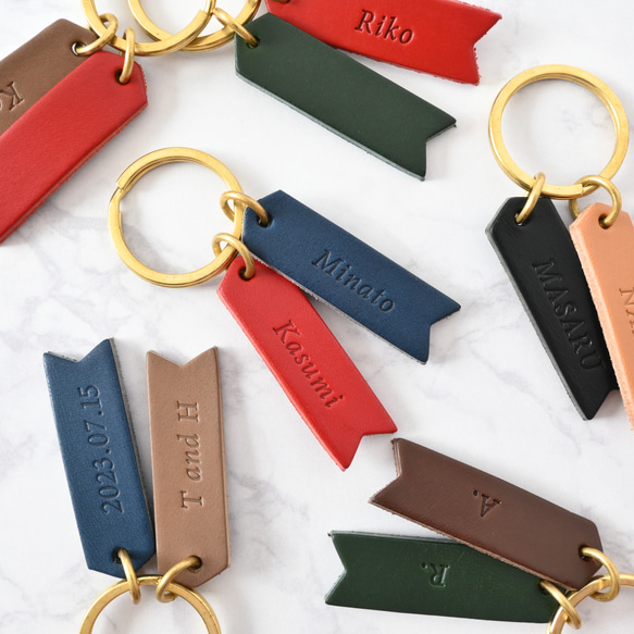 名入れ無料♩7色のイタリア革×真鍮 カラー遊びが楽しいキーホルダー 1枚目の画像