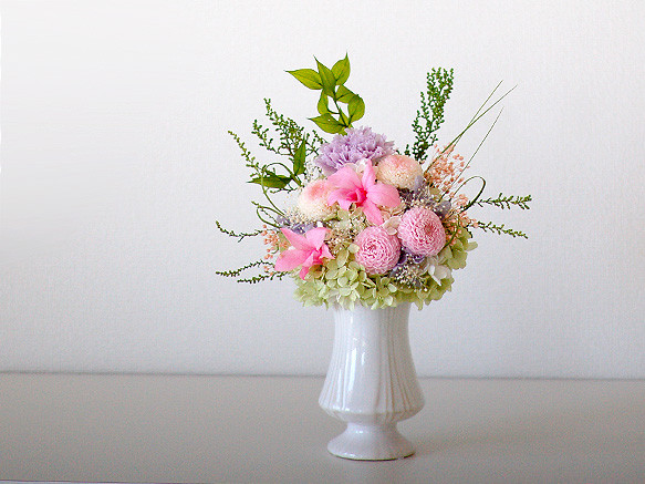 【仏花】揺らめく葉物とピンク系マムのお供え花【供花】 1枚目の画像