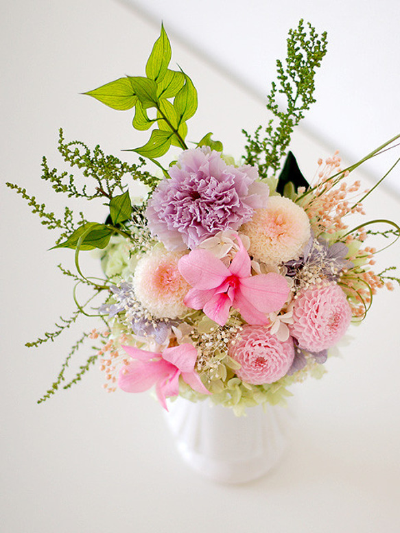 【仏花】揺らめく葉物とピンク系マムのお供え花【供花】 2枚目の画像