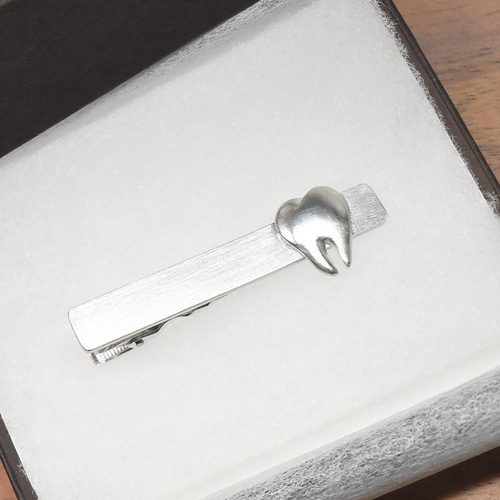 象牙より硬い鯨歯のネクタイピンとカフスセット 象牙より硬い鯨歯のネクタイピンとカフスセット