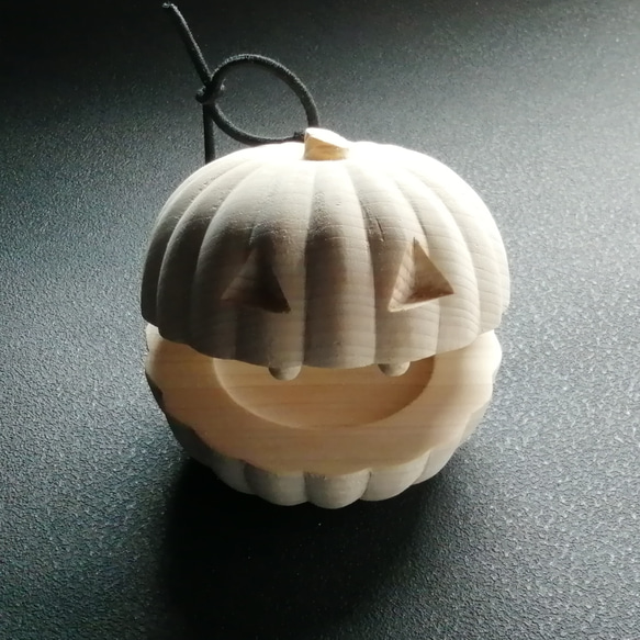 歌うカボチャのおばけ 1枚目の画像