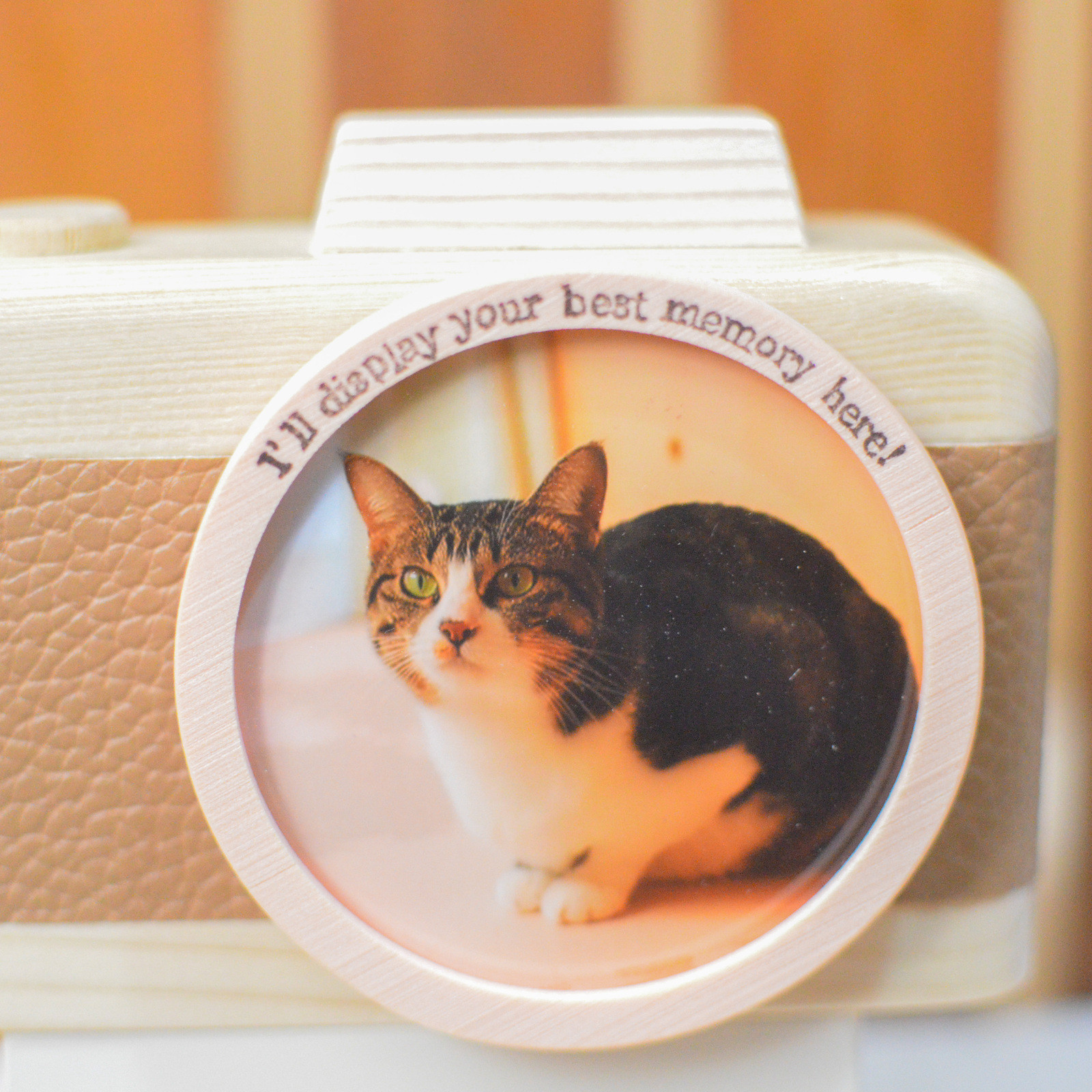 冬限定2025 ベージュとオフホワイトの三脚土台付きカメラ型フォトフレーム