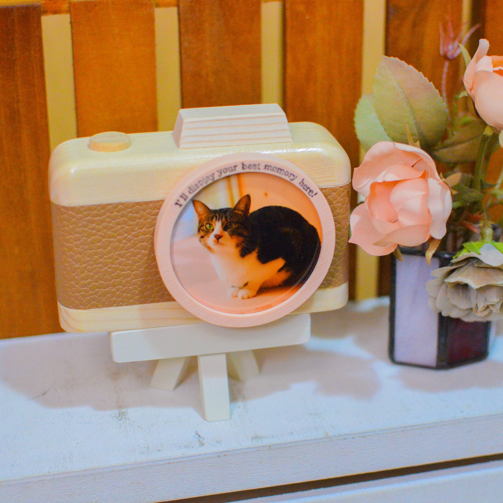 冬限定2025 ベージュとオフホワイトの三脚土台付きカメラ型フォトフレーム