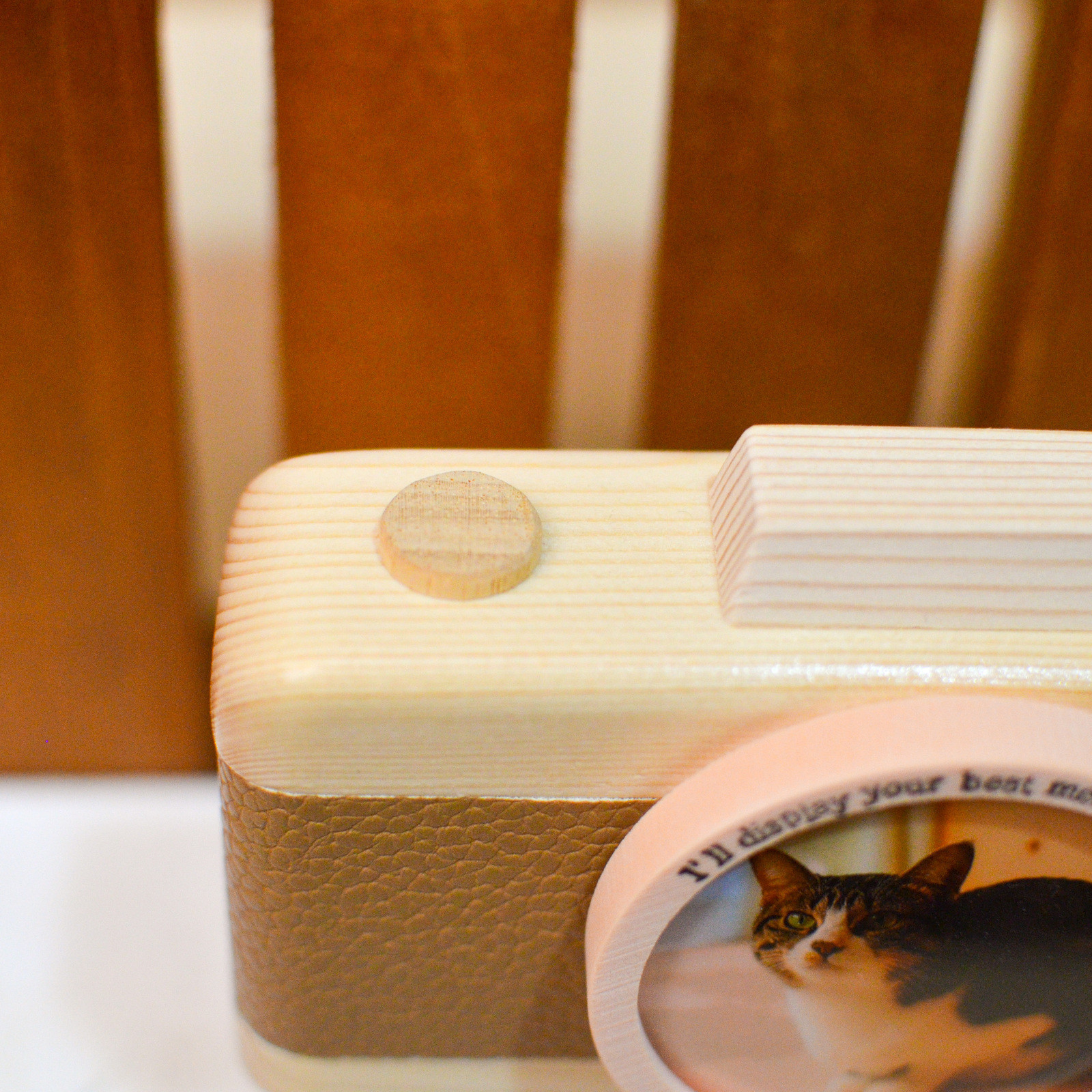 冬限定2025 ベージュとオフホワイトの三脚土台付きカメラ型フォトフレーム