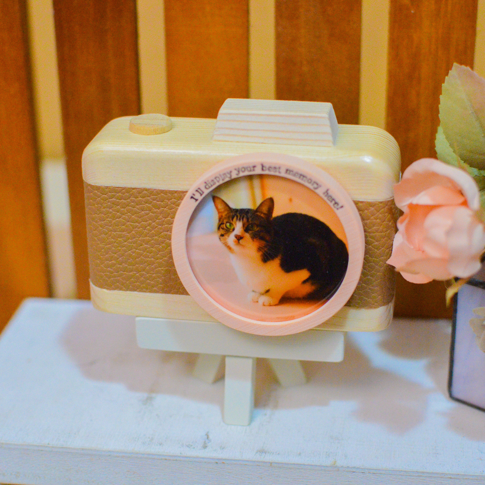 冬限定2025 ベージュとオフホワイトの三脚土台付きカメラ型フォトフレーム