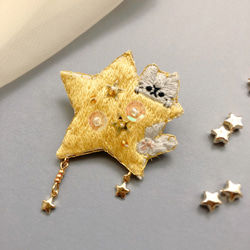 星と猫のゆらゆら刺繍ブローチ 2枚目の画像