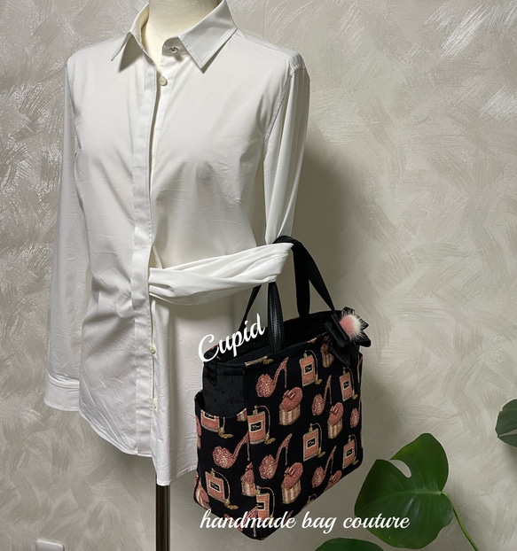 ベルギーゴブラン織り 香水瓶とミュール柄を使ったサイドポケット付き2Wayトートバッグ（リボンコサージュ付き）　 5枚目の画像
