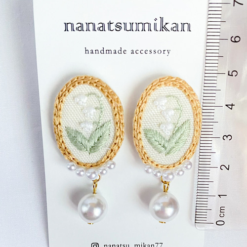 すずらんとパールの刺繍ピアス/イヤリング ピアス（スタッド・一