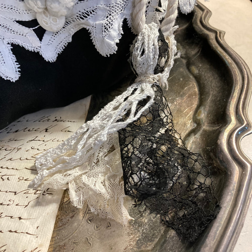 優雅で繊細なアンティークレースパッチぷっくりパンプキン型黒の