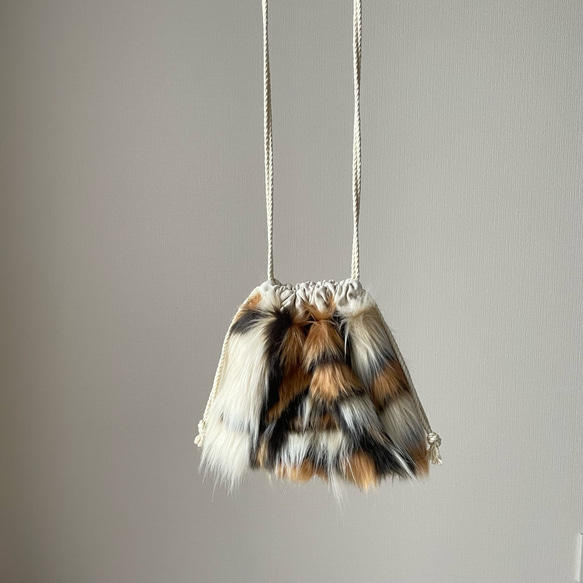 マルチカラーファーのドローストリングバッグ/ecru 2枚目の画像