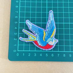 オールドスクールタトゥーテイスト ツバメ 燕 手刺繍ブローチ 6枚目の画像