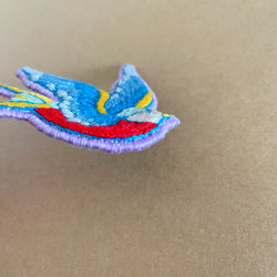 オールドスクールタトゥーテイスト ツバメ 燕 手刺繍ブローチ 3枚目の画像