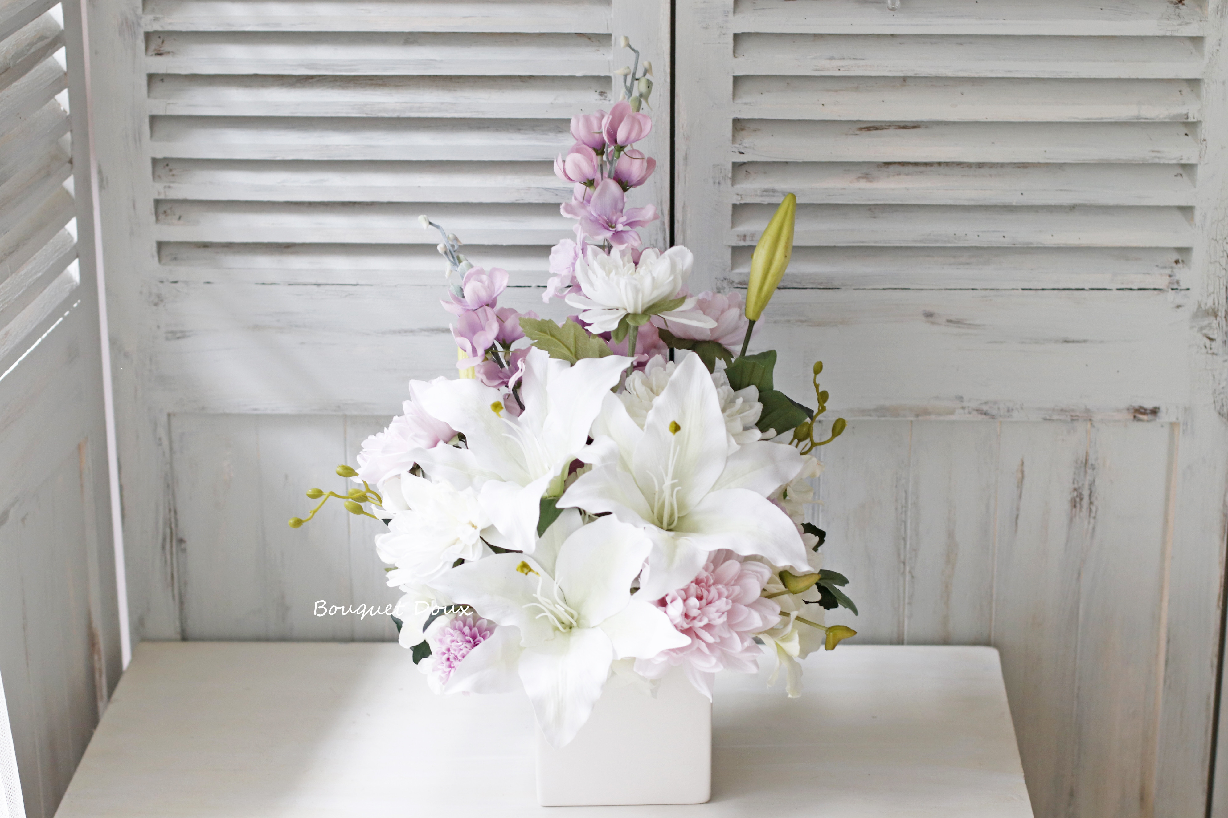 【仏花063】カサブランカの大き目のお供え花、造花、仏壇花、お悔み花初盆の贈り物に。