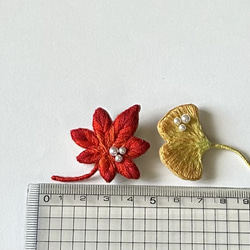 秋の彩り：紅葉、イチョウの刺繍ブローチ 5枚目の画像