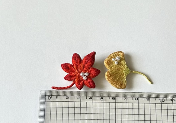 秋の彩り：紅葉、イチョウの刺繍ブローチ 5枚目の画像