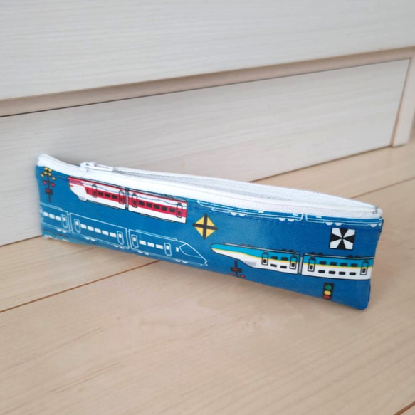 電車柄・ラミネートペンケース（新幹線柄・青・ブルー・ベージュ・約５．５ × ２０cm）濡ない・汚れにくい・除菌で安心 5枚目の画像