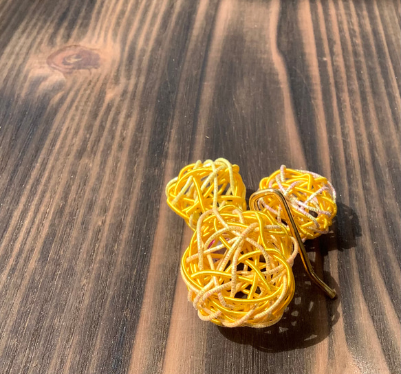 水引“Mizuhiki”製作　球形髮飾　帶鈴　日式　黃色的 第4張的照片