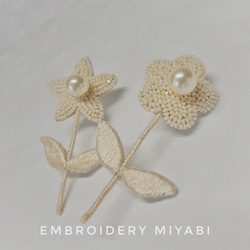 サテン糸とビーズのお花の刺繍ピアス　クリームカラー　(リュネビル刺繍)　 2枚目の画像