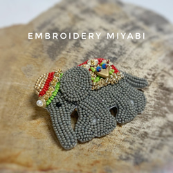 インド象のビーズ刺繍ブローチ　M 　赤　(リュネビル刺繍)　 2枚目の画像