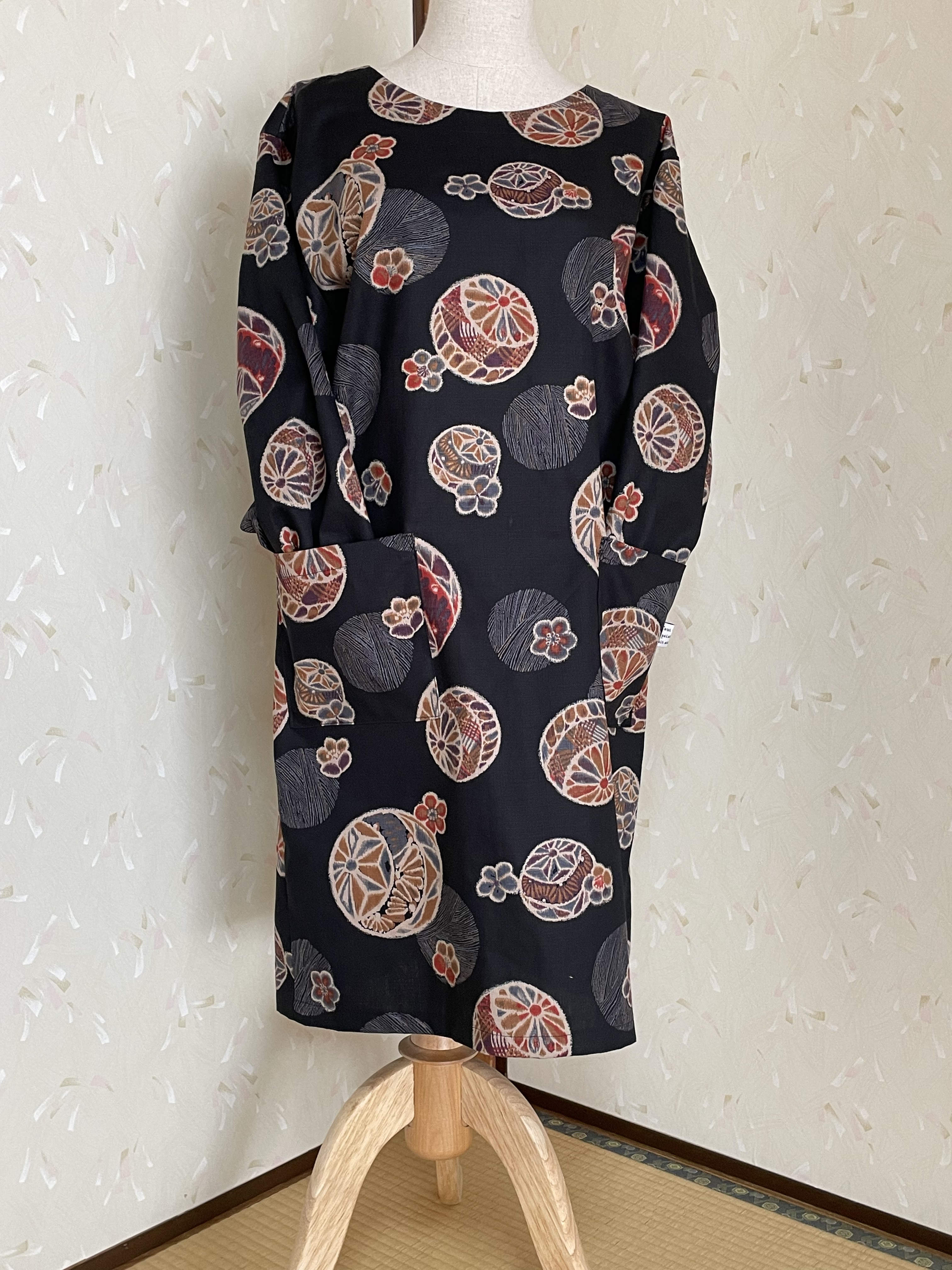 ☆和柄　割烹着☆ 黒地に手毬模様　袖口ゴム