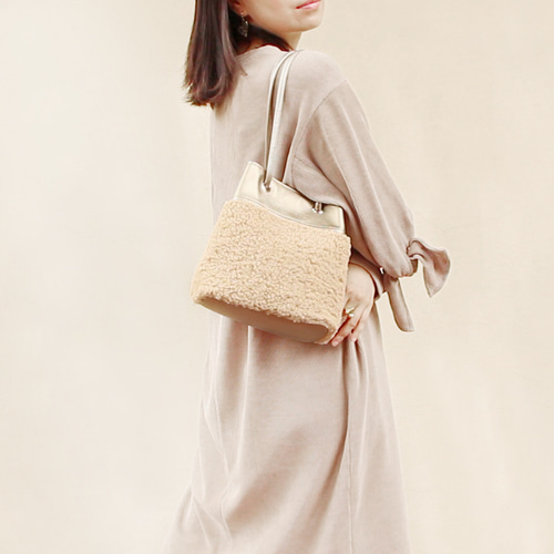 変幻自在な巾着型マルチバッグ【ライトゴールドPUレザーxベージュボア