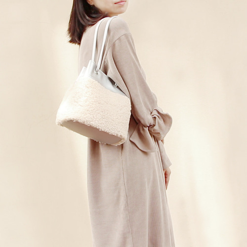 3WAY巾着バッグ【シルバーPUレザーxミルキーホワイトボア】長財布