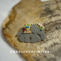 インド象のブローチ　S ビーズ刺繍　(リュネビル刺繍) 5枚目の画像
