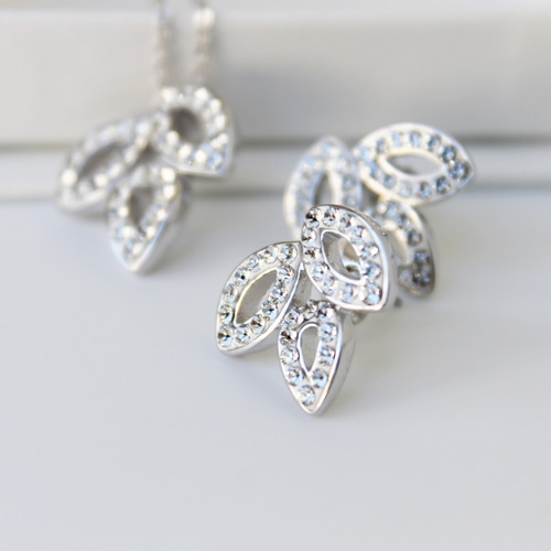 再販【受注制作】HW リリークラスター ピアス ピアス（スタッド