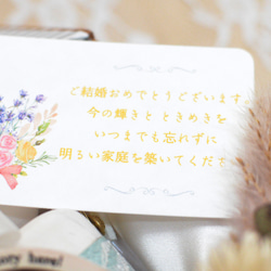 レースとヴィンテージローズの花飾りが華やかな結婚祝い用カメラ型フォトフレーム 11枚目の画像