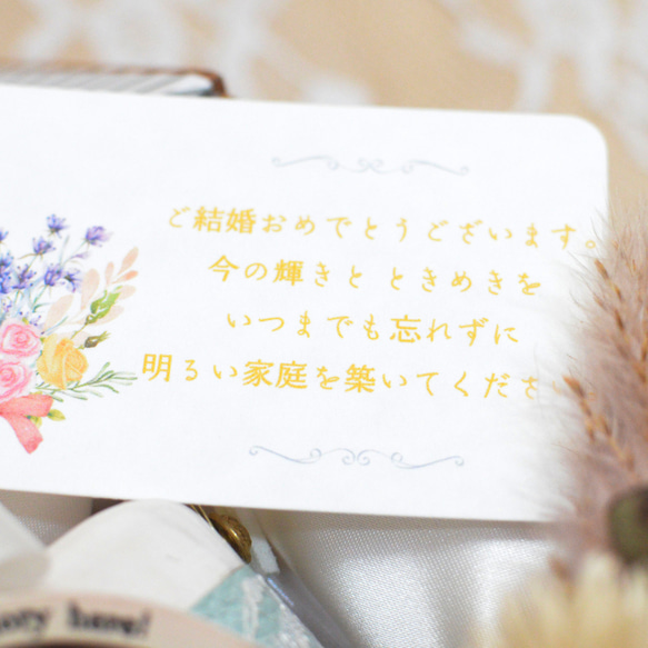 レースとヴィンテージローズの花飾りが華やかな結婚祝い用カメラ型フォトフレーム 11枚目の画像