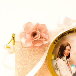 レースとヴィンテージローズの花飾りが華やかな結婚祝い用カメラ型フォトフレーム 5枚目の画像