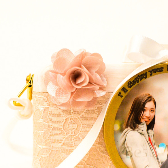 レースとヴィンテージローズの花飾りが華やかな結婚祝い用カメラ型フォトフレーム 5枚目の画像