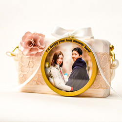 レースとヴィンテージローズの花飾りが華やかな結婚祝い用カメラ型フォトフレーム 3枚目の画像