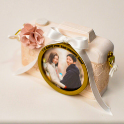 レースとヴィンテージローズの花飾りが華やかな結婚祝い用カメラ型フォトフレーム 2枚目の画像