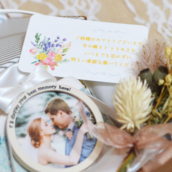 レースとヴィンテージローズの花飾りが華やかな結婚祝い用カメラ型フォトフレーム 10枚目の画像