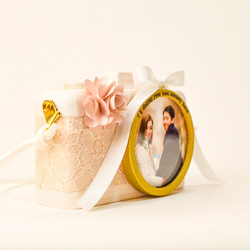 レースとヴィンテージローズの花飾りが華やかな結婚祝い用カメラ型フォトフレーム 4枚目の画像