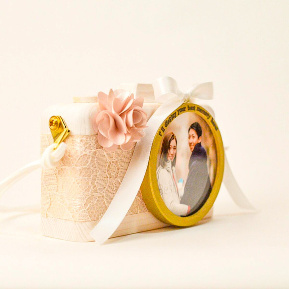 レースとヴィンテージローズの花飾りが華やかな結婚祝い用カメラ型フォトフレーム 4枚目の画像
