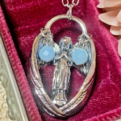 両翼にエンジェライトを抱いたお祈り天使のネックレス 2枚目の画像