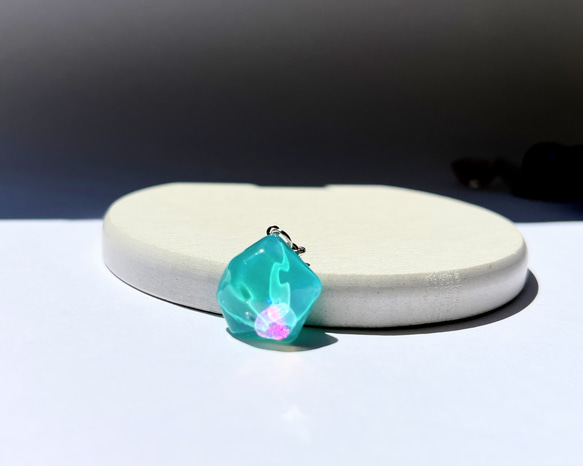 ミントグリーンのチャーム / 水面 / レジン その他アクセサリー 華昇 