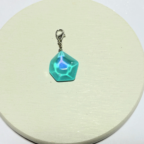 ミントグリーンのチャーム / 水面 / レジン その他アクセサリー 華昇 