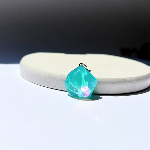 ミントグリーンのチャーム / 水面 / レジン その他アクセサリー 華昇 