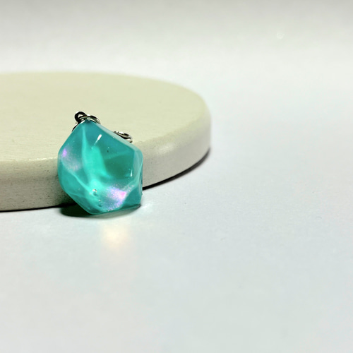 ミントグリーンのチャーム / 水面 / レジン その他アクセサリー 華昇 