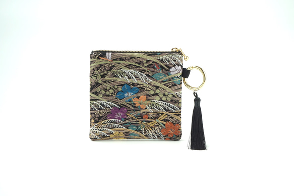 [秋草/蜻蜓圖案黑絲帶重製包吊飾型方形小包] 化妝袋，非常適合旅行或作為生日禮物。 第1張的照片