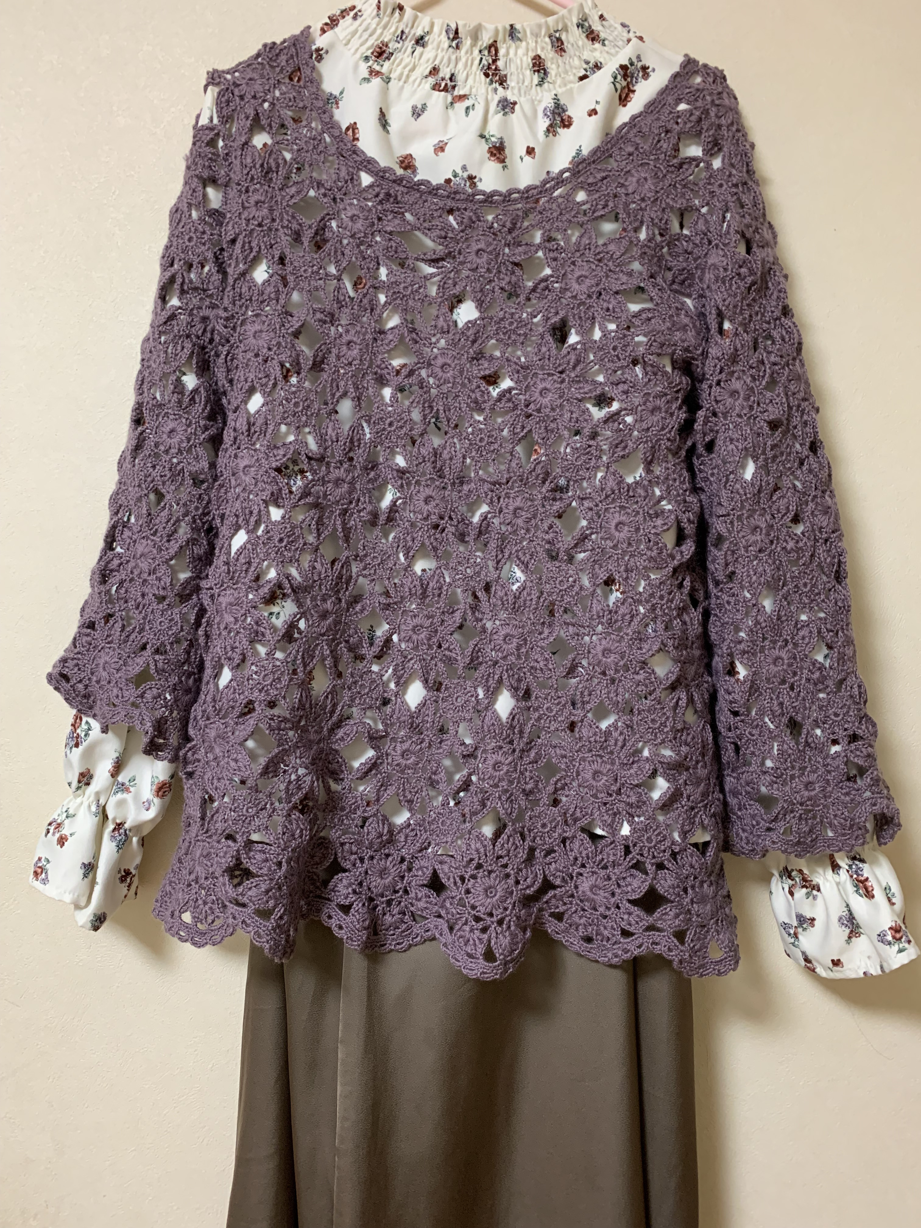 くすみパープルのフラワーセーター