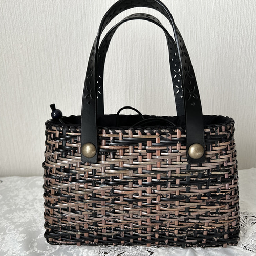 小さめな籐（皮籐）のバック 黒色の段染め皮籐のバック かごバッグ k 