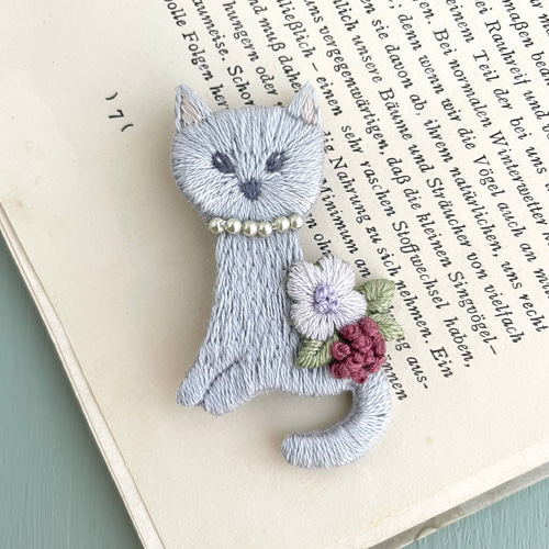 おめかし猫の刺繍ブローチ＊グレー ブローチ capriccio 通販 16589317  